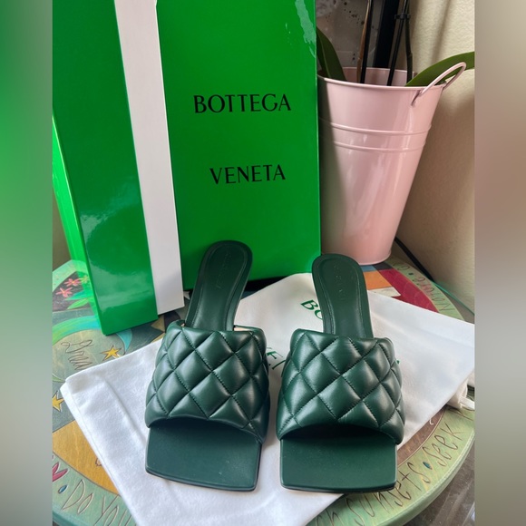 SOLD🤍🌸 FINAL SALE💚no offers BOTTEGA VENETA pibe green padded sandals 🌸 - Picture 2 of 13